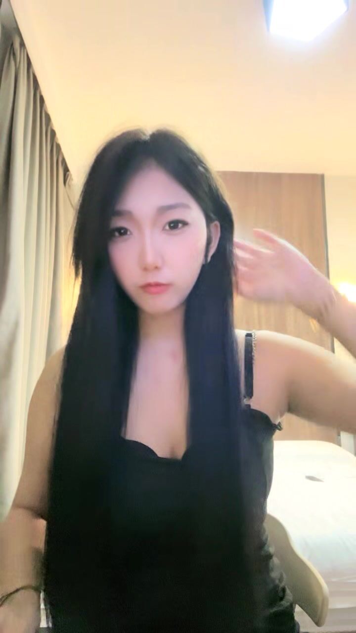 尤物网红女神！近期下海大秀！隔着内裤道具震穴，爽的啊啊叫，大奶多毛肥穴