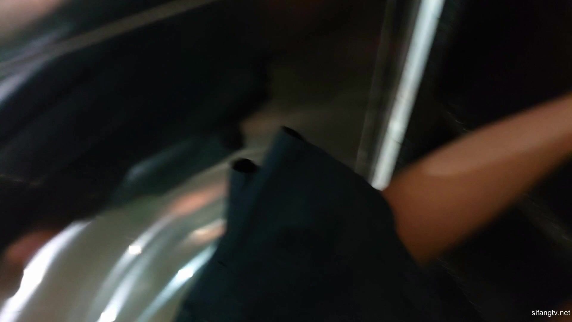 尾随小姐姐偷拍极品黑裙白t内_